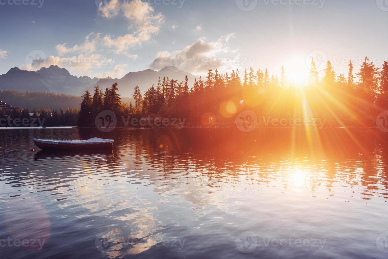 der sonnenaufgang über einem see im park hohe tatra. shtrbske pleso, slowakei foto