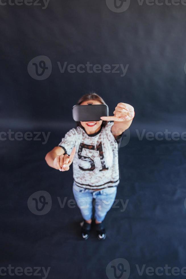 glückliche frau sammelt erfahrung mit der verwendung von vr-brillen virtual-reality-headset. foto