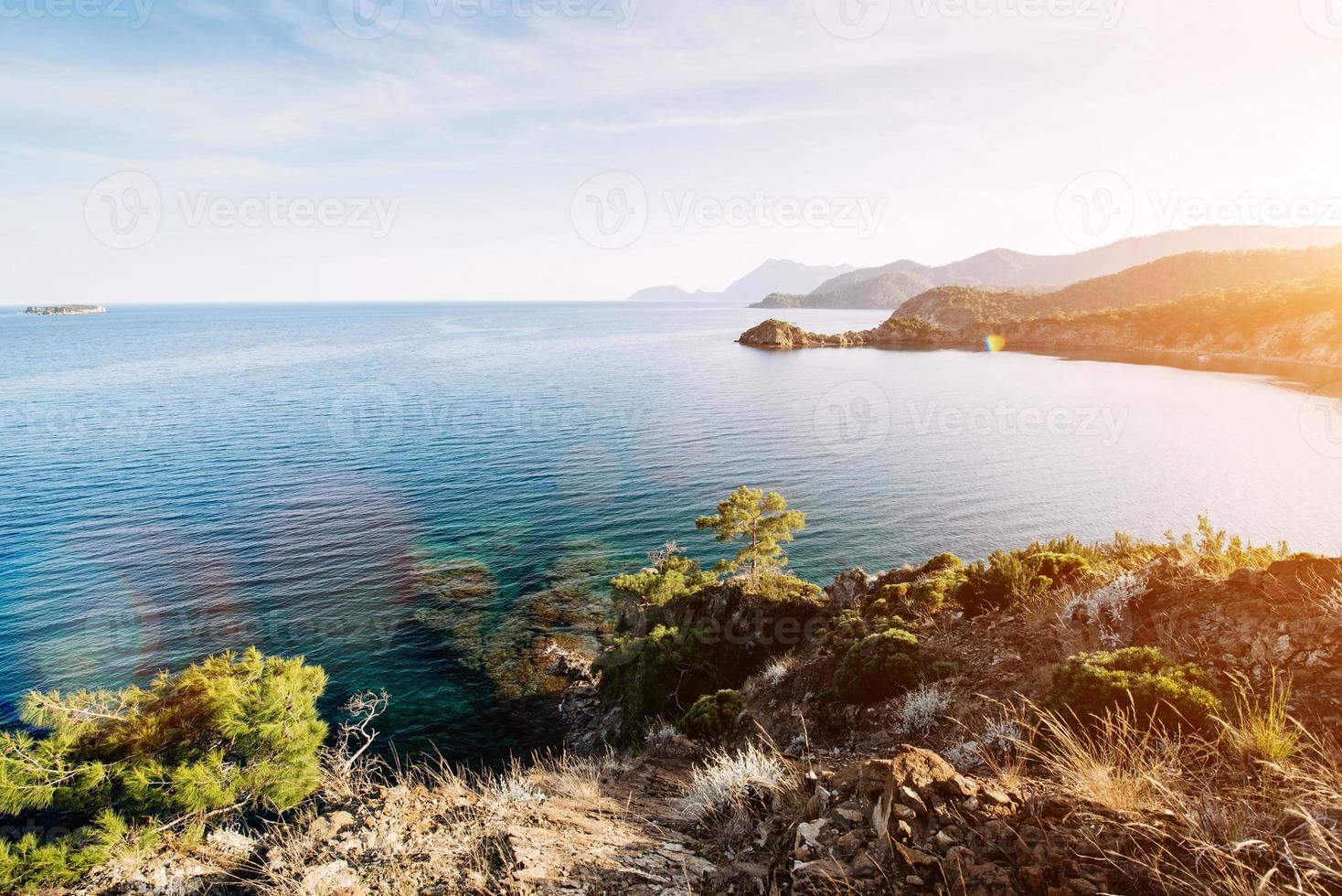 blaue meereswelle des mittelmeeres an der türkischen küste am abend foto