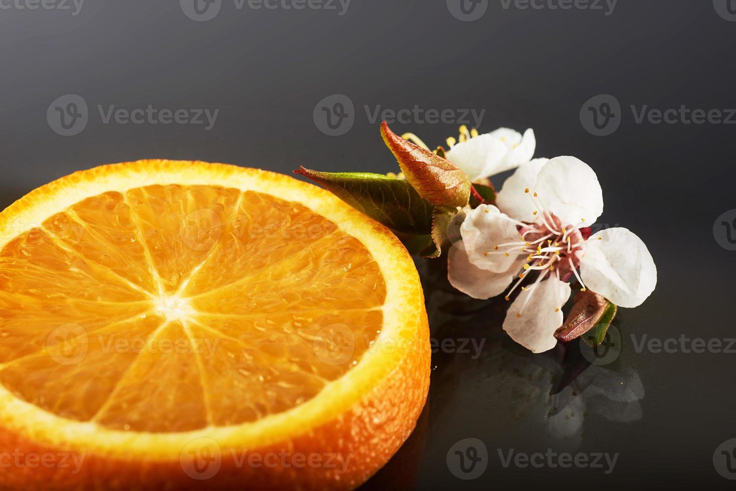 Scheibe reife orange Zitrusfrüchte isoliert auf schwarzem Hintergrund. foto
