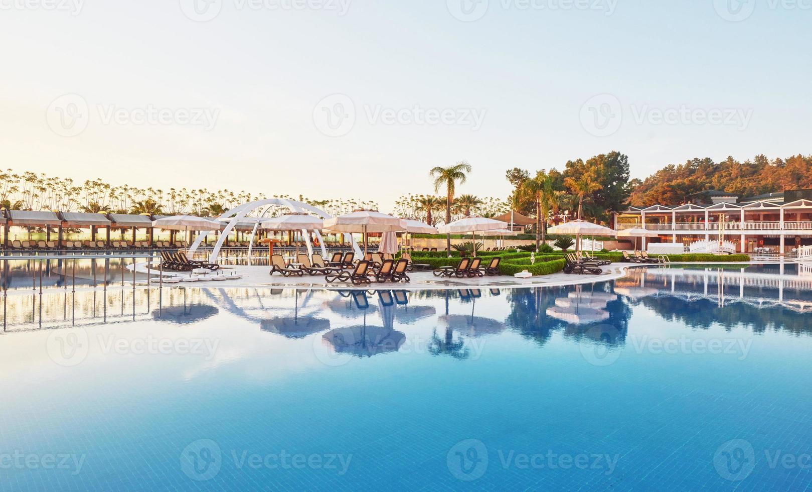 Schwimmbad und Strand des Luxushotels. Typ Unterhaltungskomplex. amara dolce vita luxushotel. Erholungsort. tekirowa-kemer foto