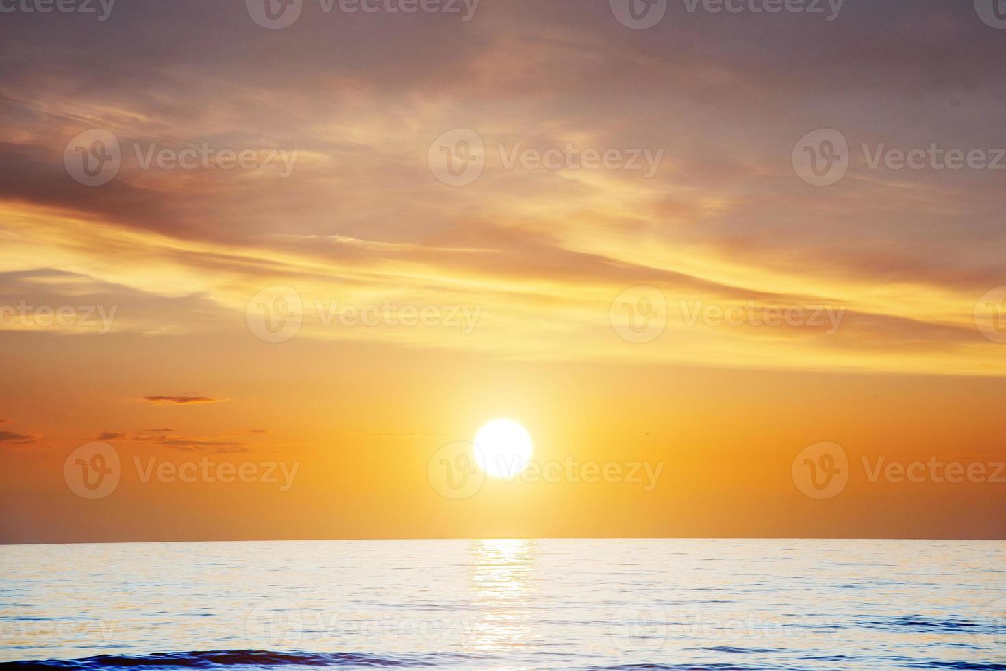 orangefarbener Sonnenuntergang über dem Meer foto