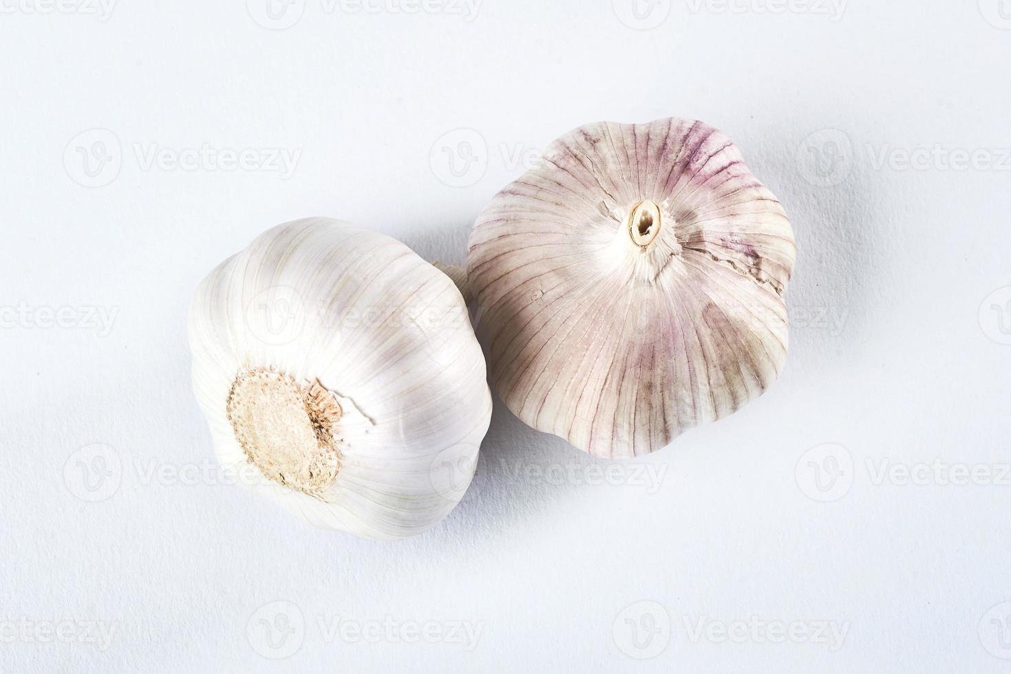 Knoblauch isoliert auf weißem Hintergrund foto