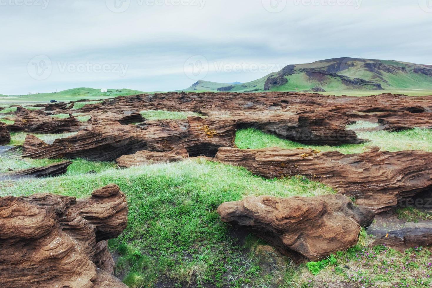 malerischer blick auf vulkanische felsen in island. foto