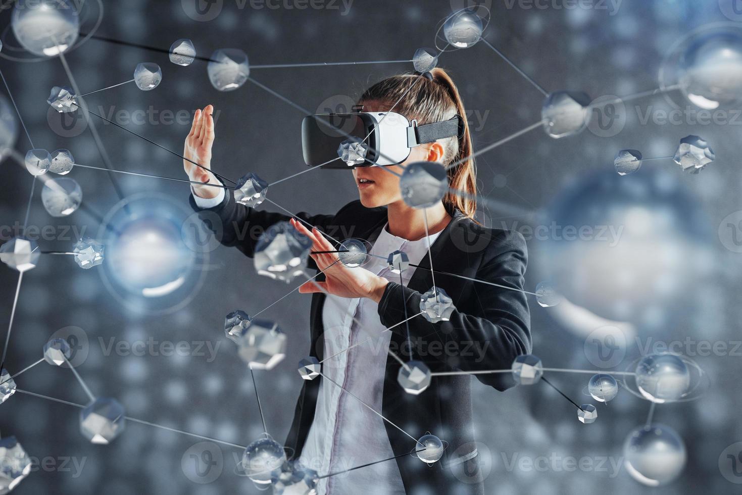 Virtuelle Realität, 3D-Technologien, Cyberspace, Wissenschaft und Menschenkonzept - glückliche Frau in 3D-Brille, die Projektionsmoleküle berührt. foto