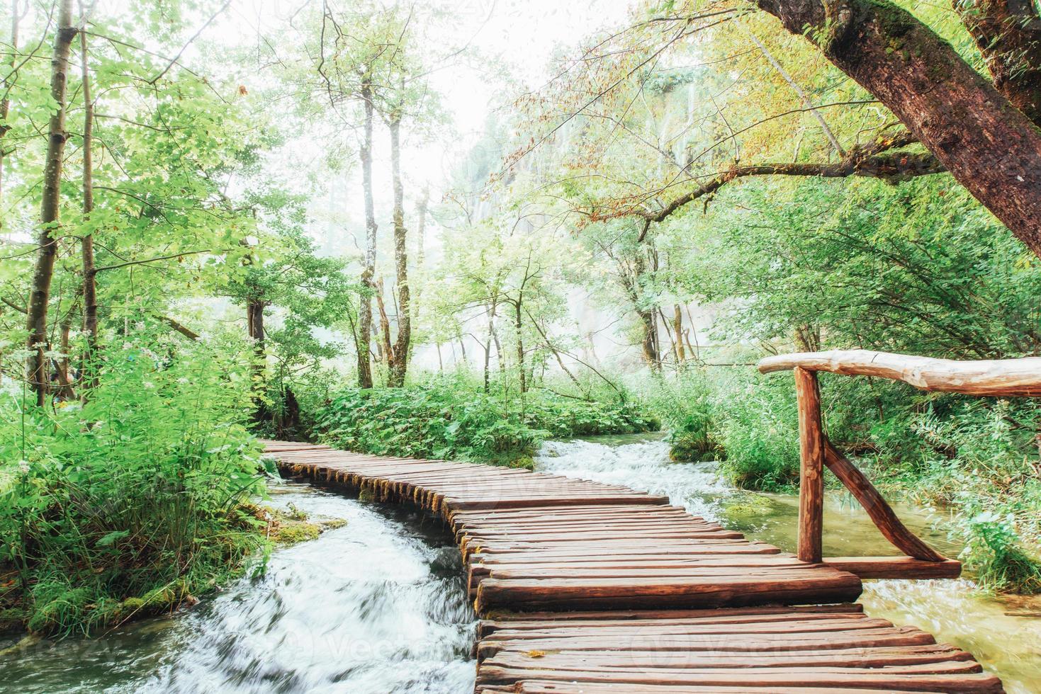 Nationalpark Plitvicer Seen, touristische Route auf dem Holzboden entlang des Wasserfalls foto