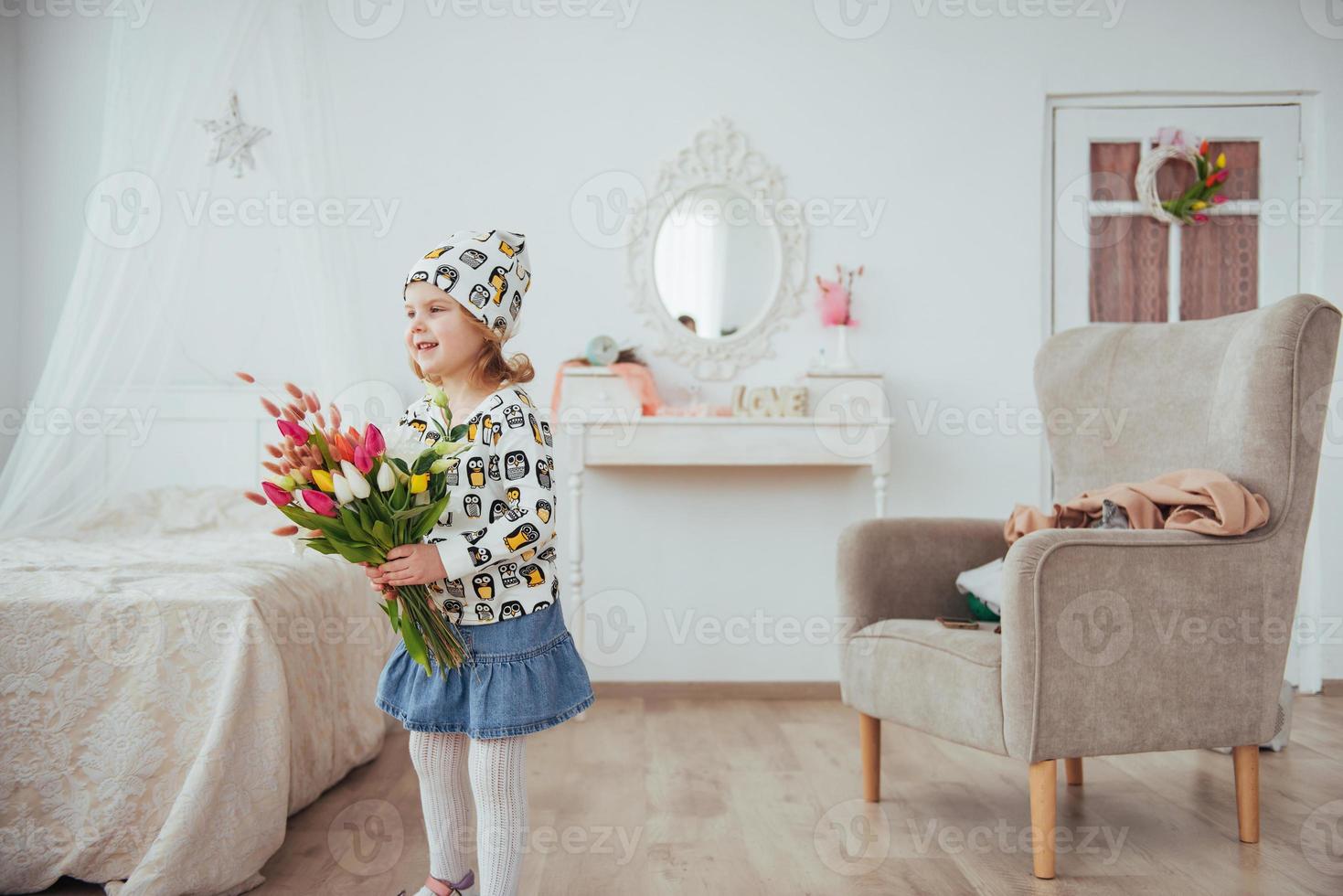 glückliches Mädchen mit Blumen in ihren Händen foto