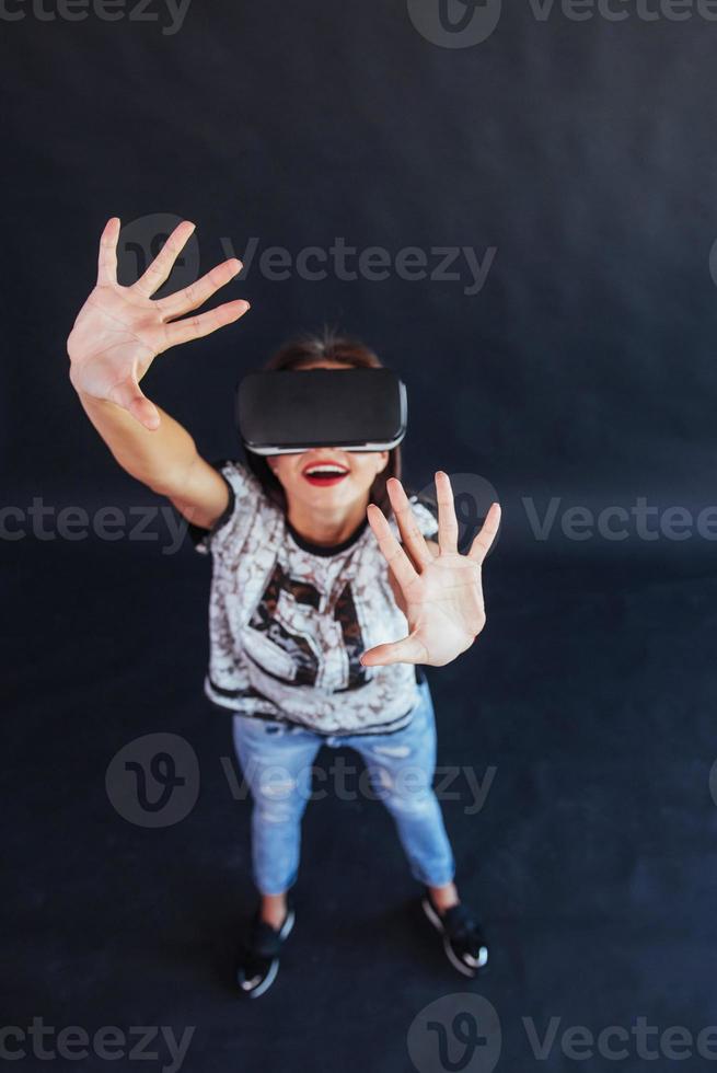 glückliche frau sammelt erfahrung mit der verwendung von vr-brillen virtual-reality-headset. foto