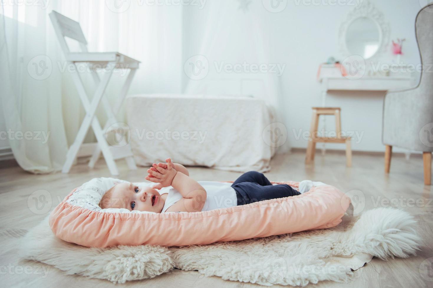 Bettwäsche für Kinder. das baby schläft im bett. ein gesundes kleines Baby kurz nach der Geburt. foto