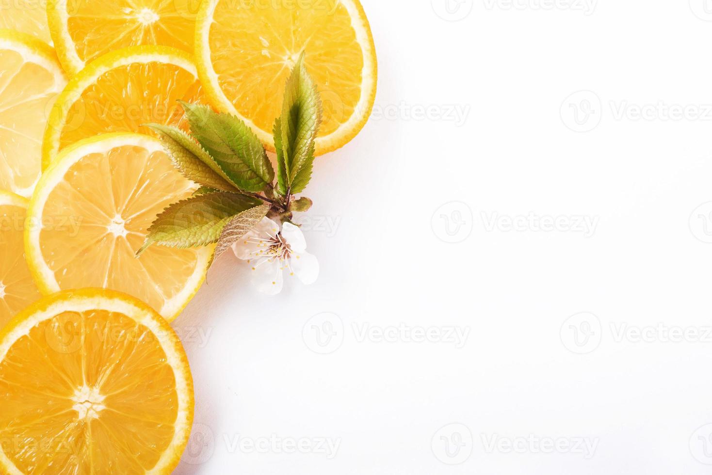 Orangen- und Zitronenscheiben isoliert auf weißem Hintergrund foto