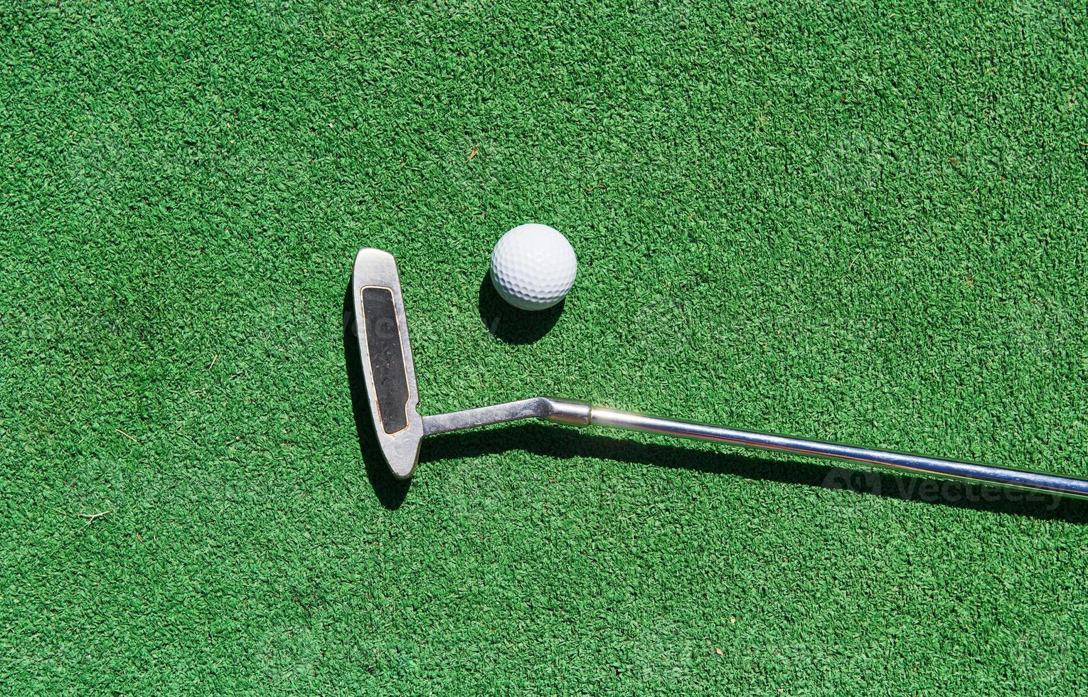 Minigolfball auf Kunstrasen. Sommer. foto