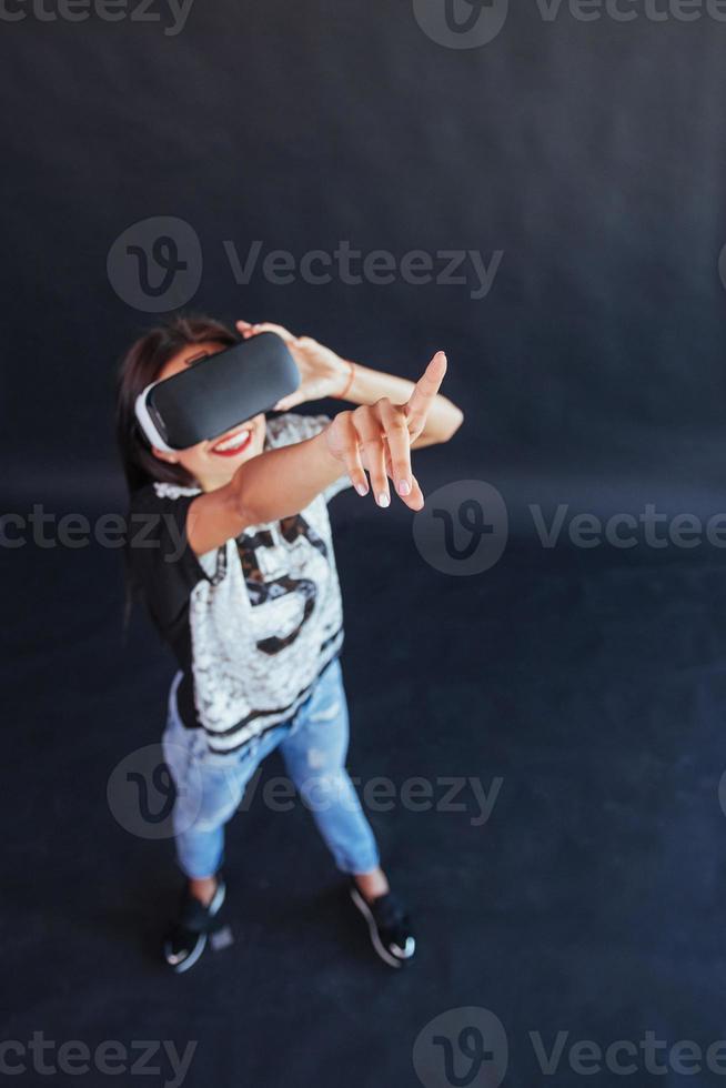 glückliche frau sammelt erfahrung mit der verwendung von vr-brillen virtual-reality-headset. foto