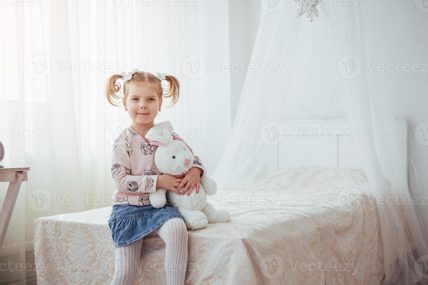 glückliches Gesicht lustiges Babymädchen. in einem hellen Raum foto