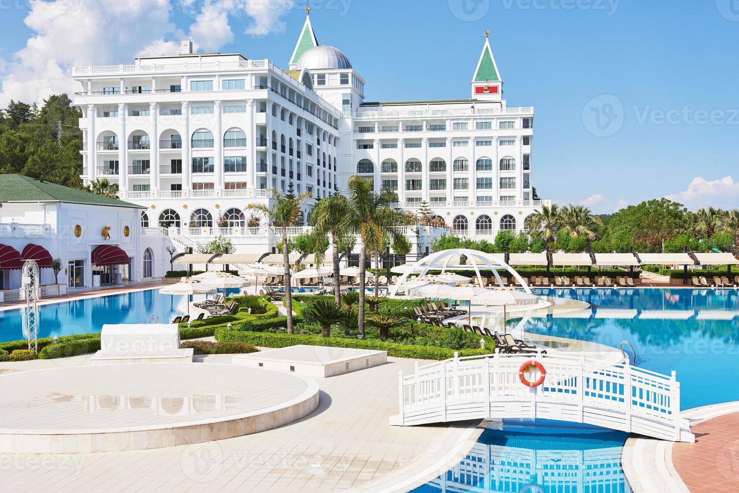 das beliebte resort amara dolce vita luxushotel. mit pools und wasserparks und erholungsgebiet entlang der meeresküste in der türkei. tekirowa-kemer foto