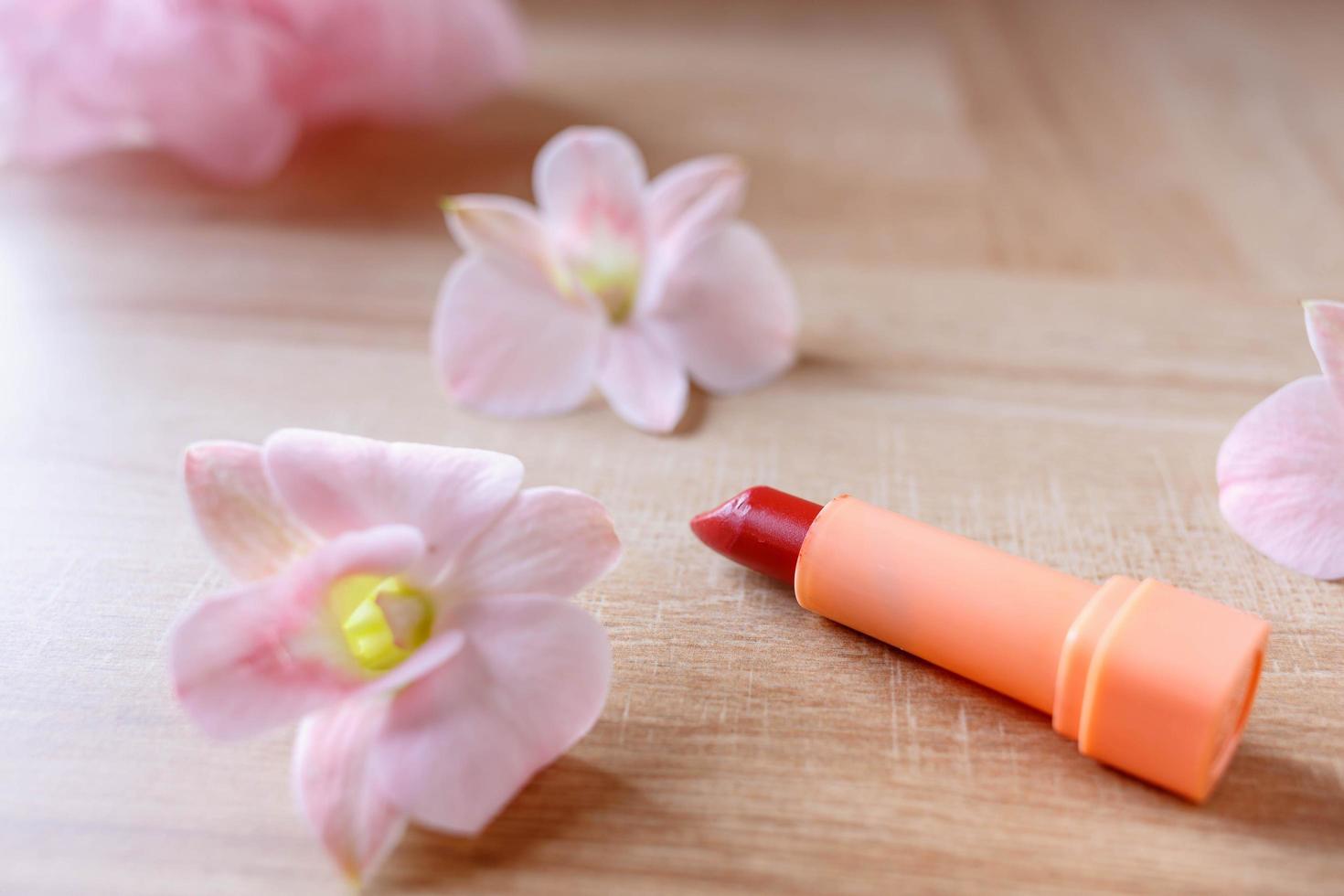 Lippenstift mit schönen Blumen foto