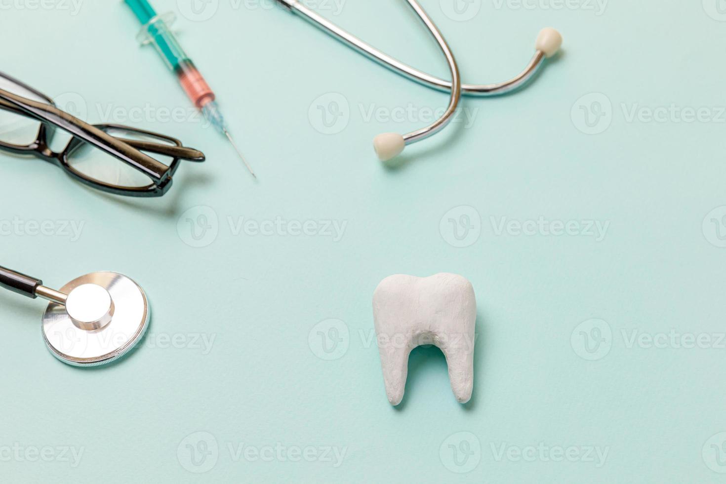 Gesundheitszahnpflegekonzept. Medizin Ausrüstung Stethoskop weiß gesunde Zahnbrille Spritze isoliert auf pastellblauem Hintergrund Instrument Gerät für Zahnarzt Arzt. dental mundhygiene zahnarzt tag foto