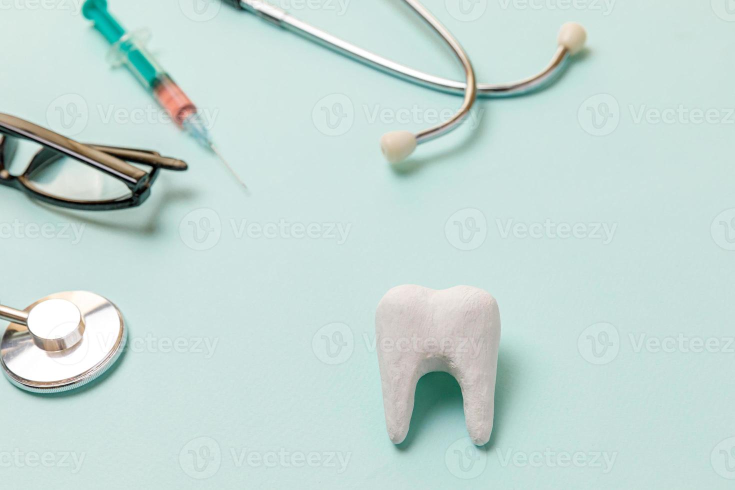 Gesundheitszahnpflegekonzept. Medizin Ausrüstung Stethoskop weiß gesunde Zahnbrille Spritze isoliert auf pastellblauem Hintergrund Instrument Gerät für Zahnarzt Arzt. dental mundhygiene zahnarzt tag foto