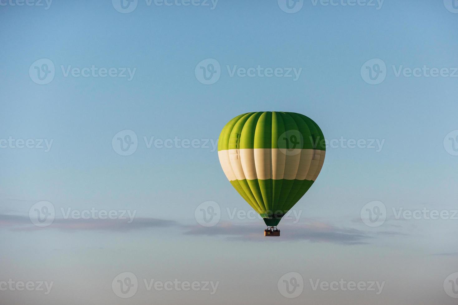 eine Gruppe bunter Heißluftballons dagegen foto