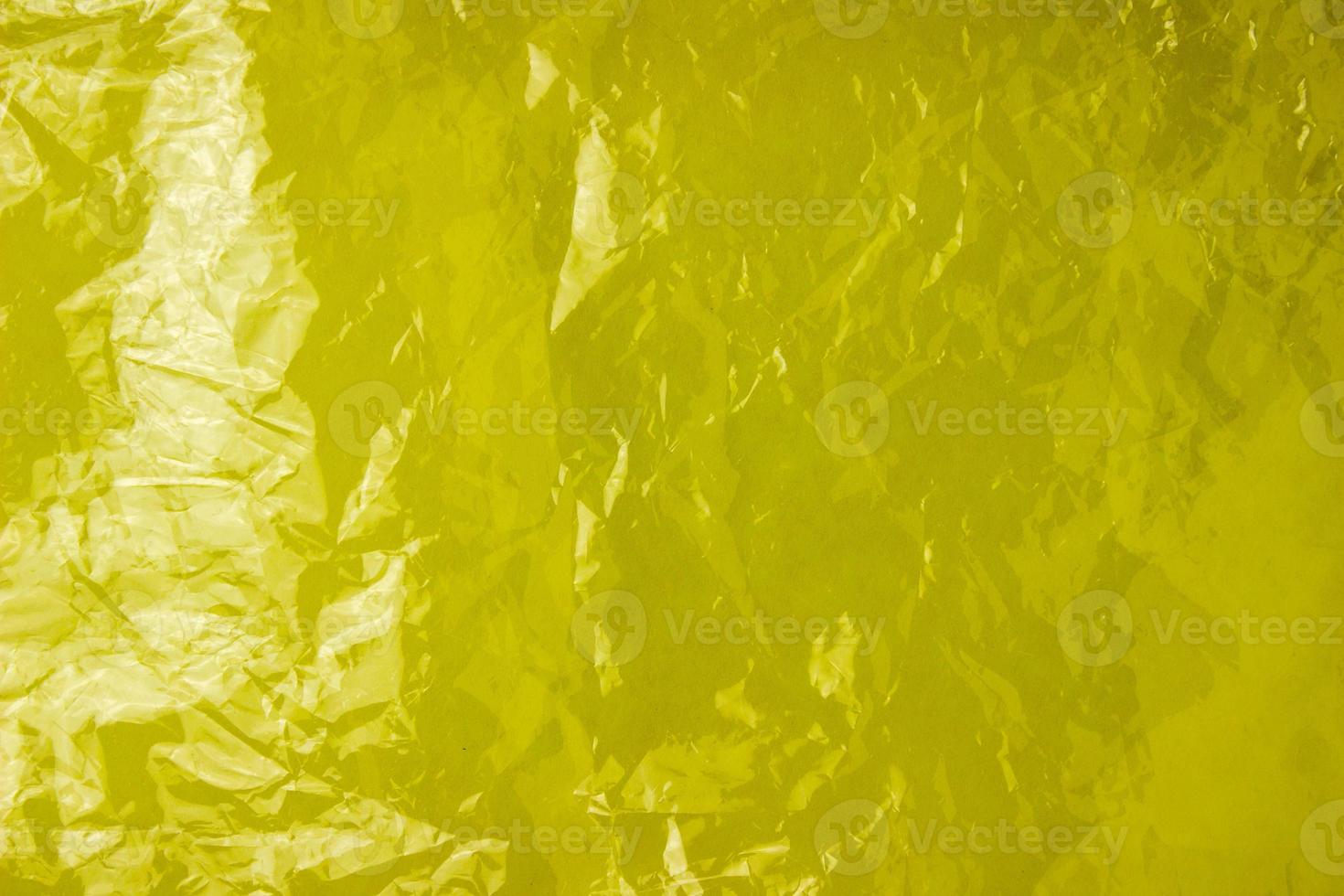 die textur der plastiktüte auf gelbem hintergrund. zerknitterte transparente Tasche, Kunststoff foto