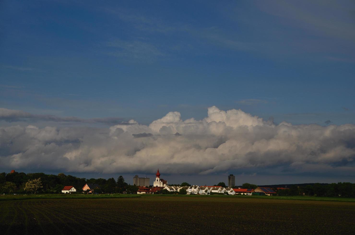 Kirche und große Regenwolken foto