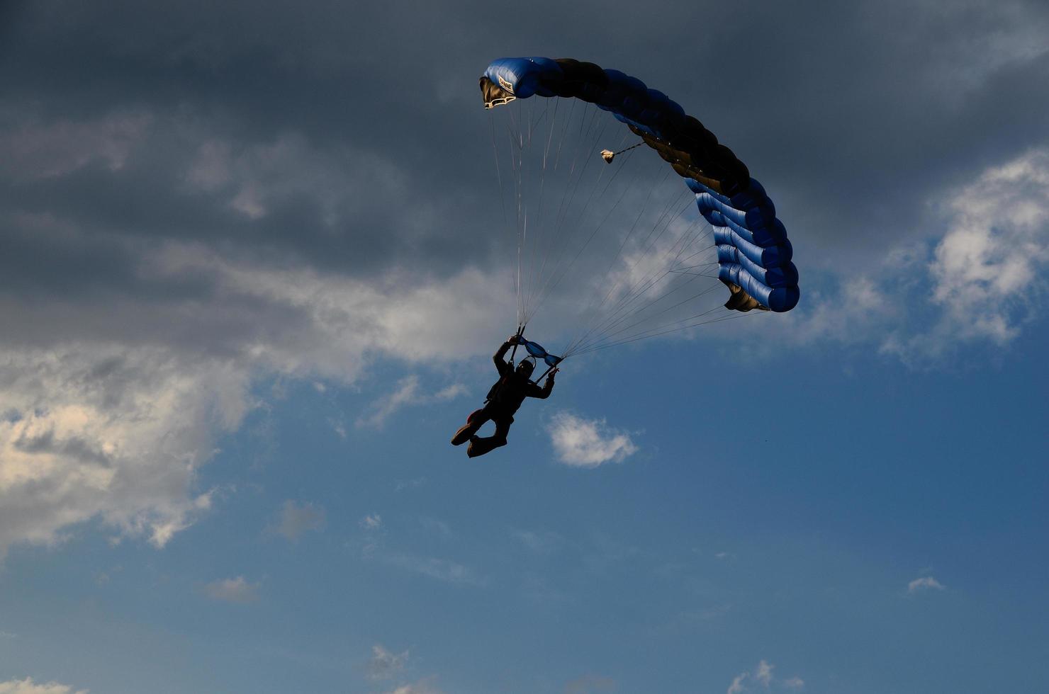 Fallschirmspringer am Himmel foto