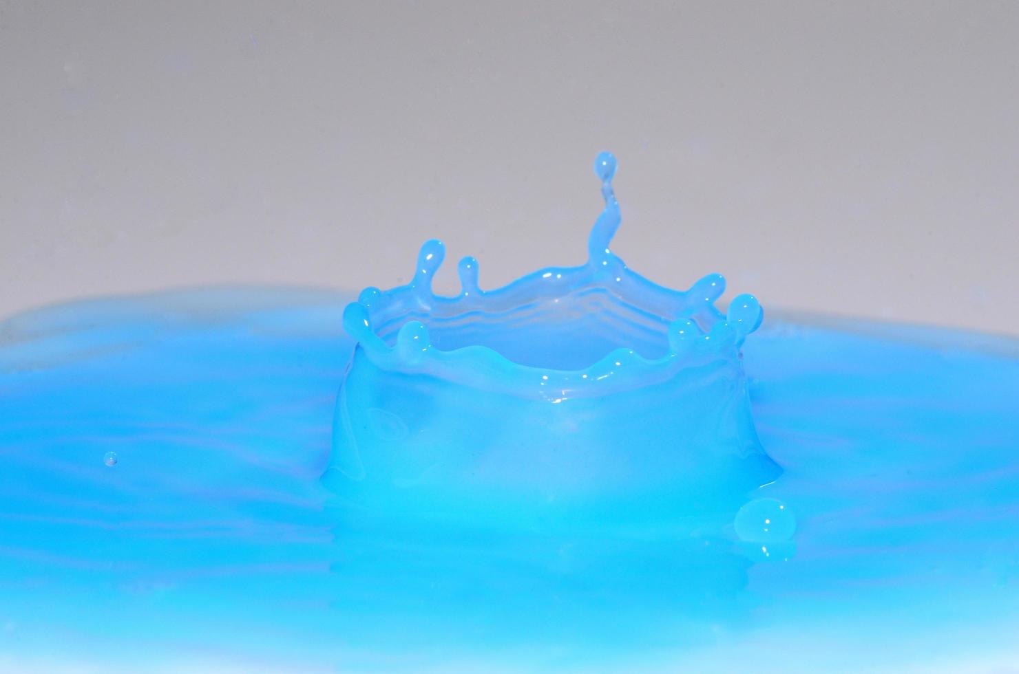 blaue Krone in Flüssigkeit foto