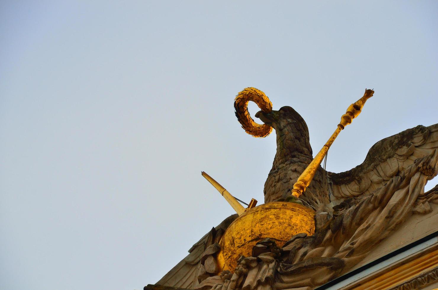 Wahrzeichen der Burg mit goldenem Adler foto