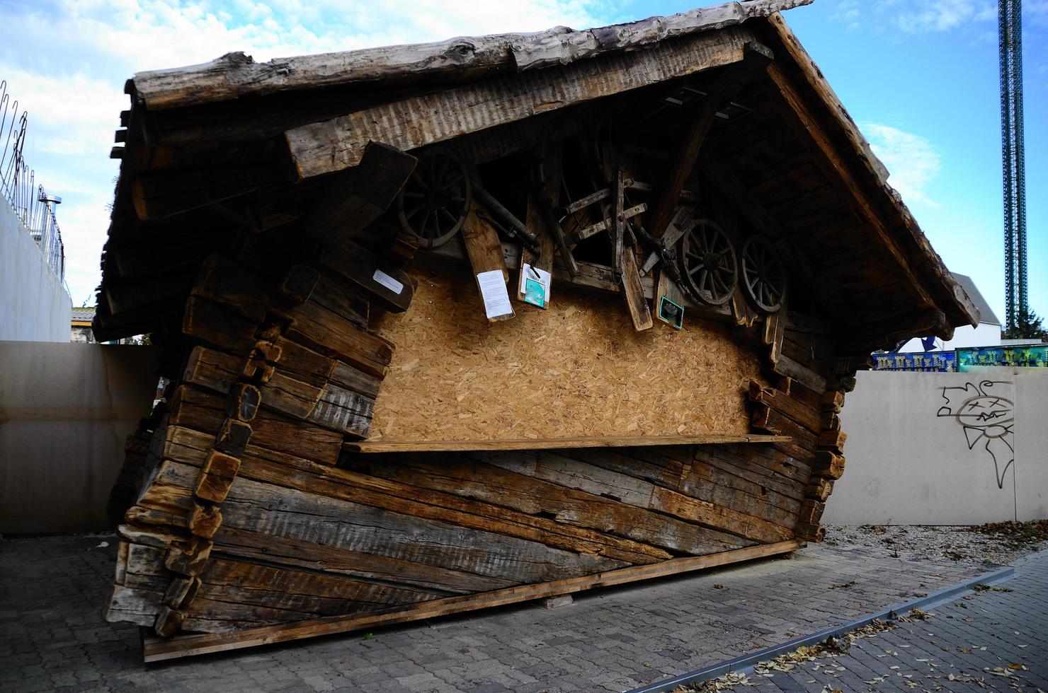 schräges Haus aus Holz foto