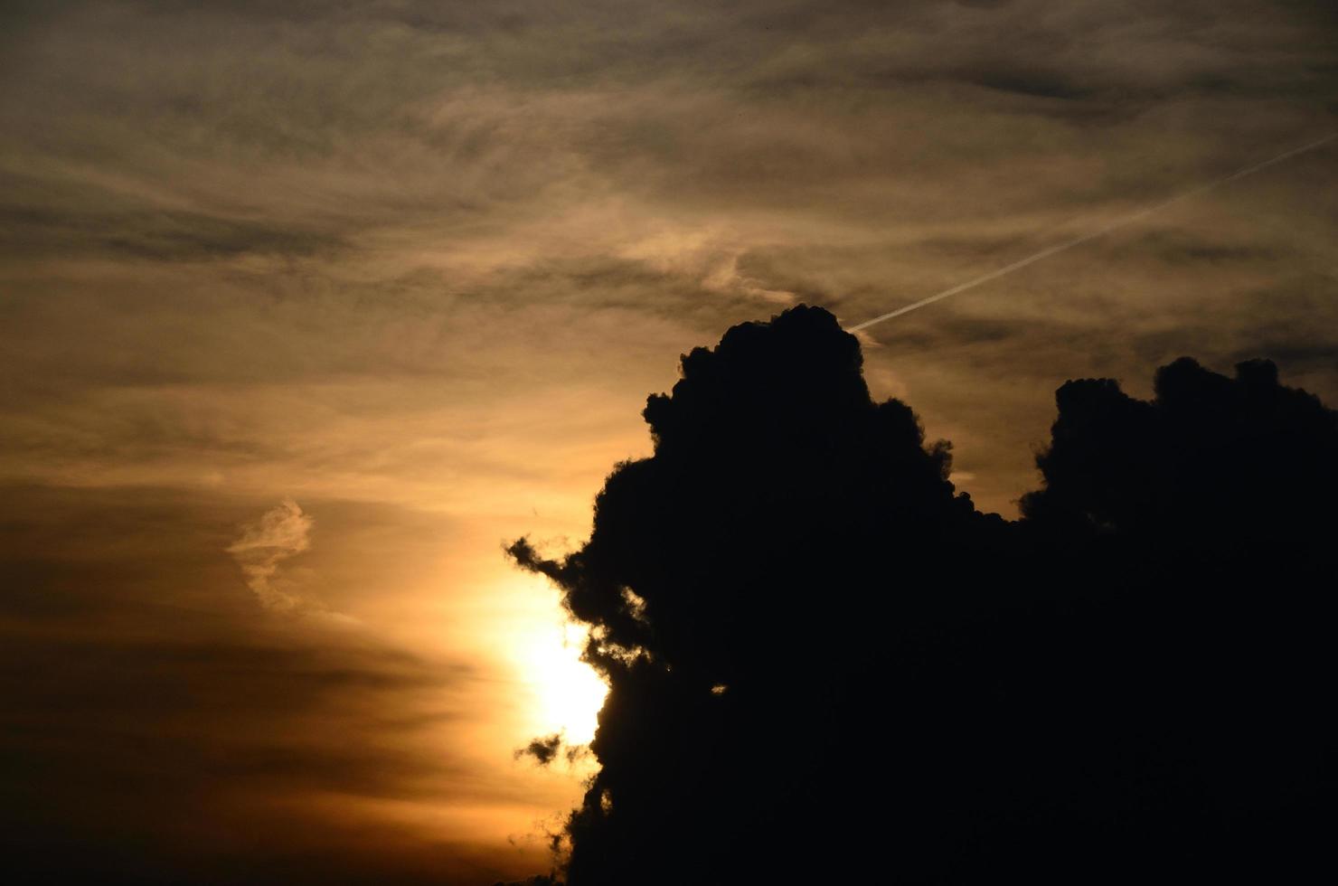 verschiedene Wolken und Sonne foto