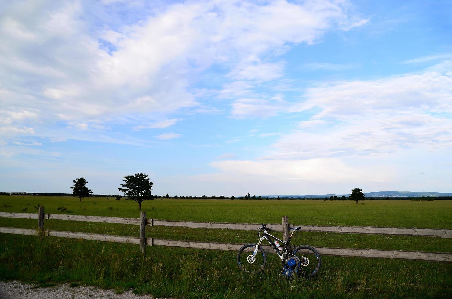 Mountainbike auf der Rinderfarm foto