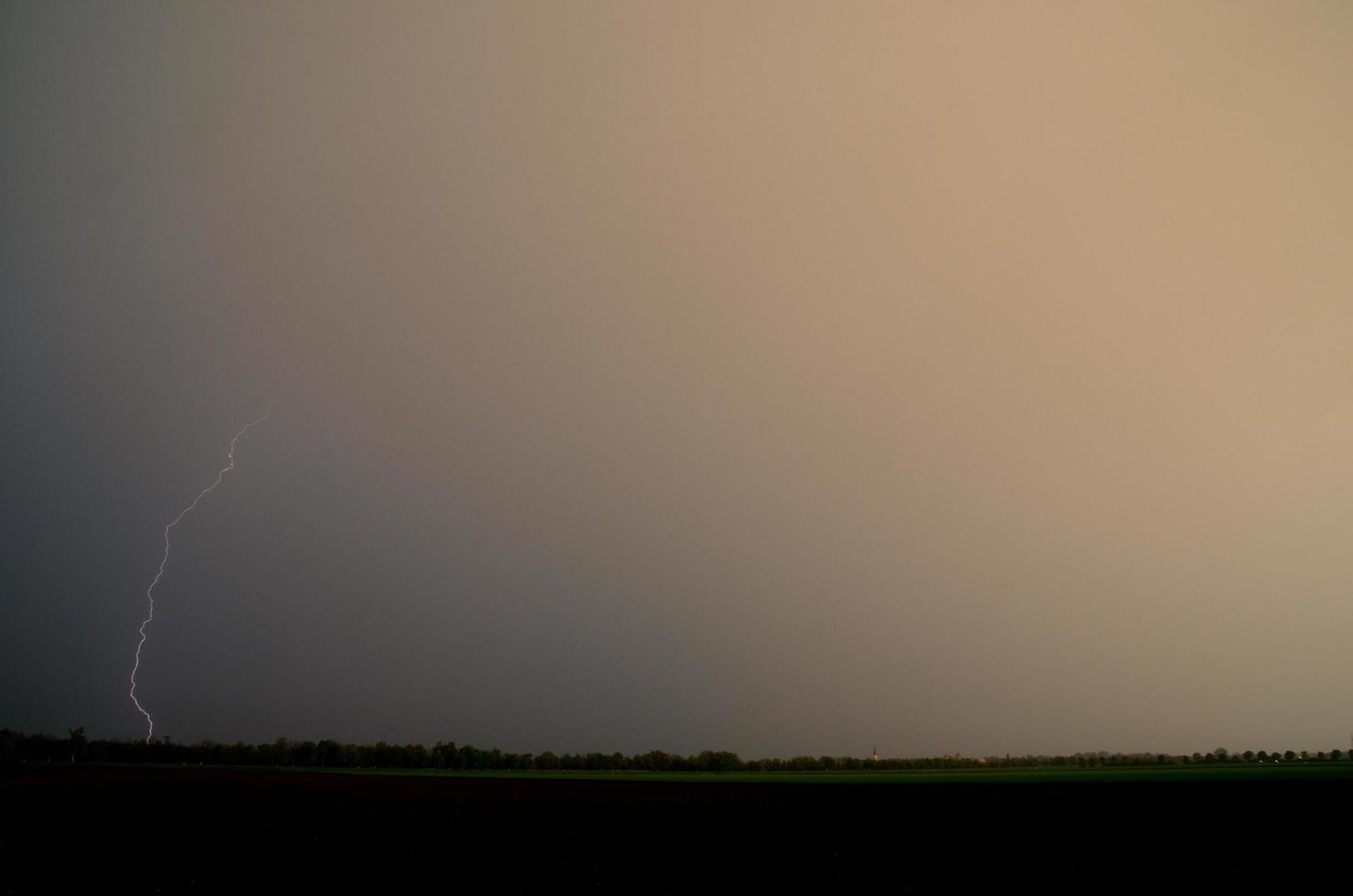 starker einzelner Blitz im Feld foto