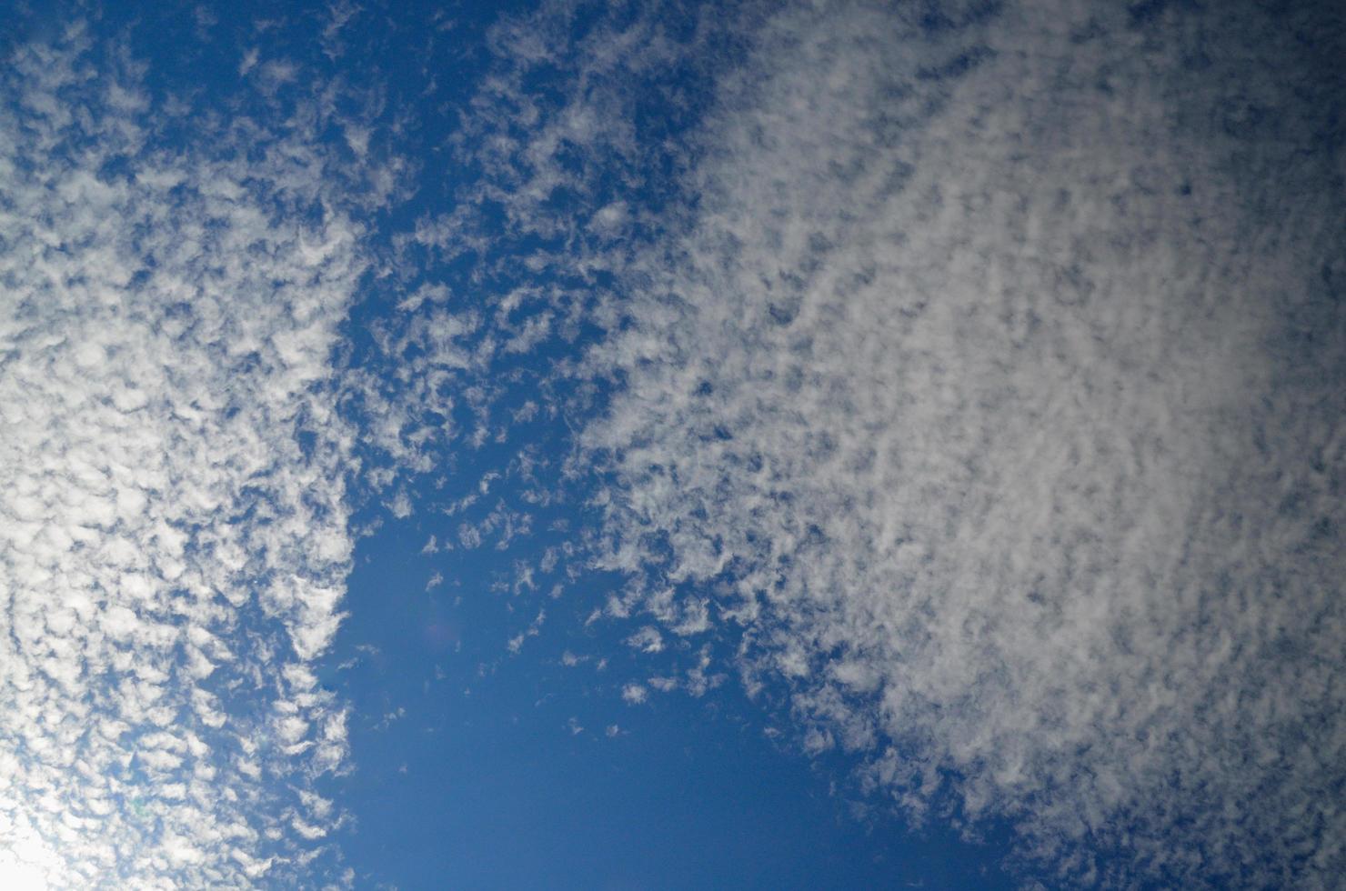 kleine weiße Wolken foto