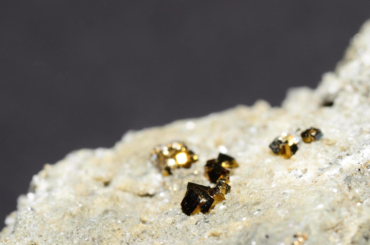 viele goldene Pyrite mit Grau foto