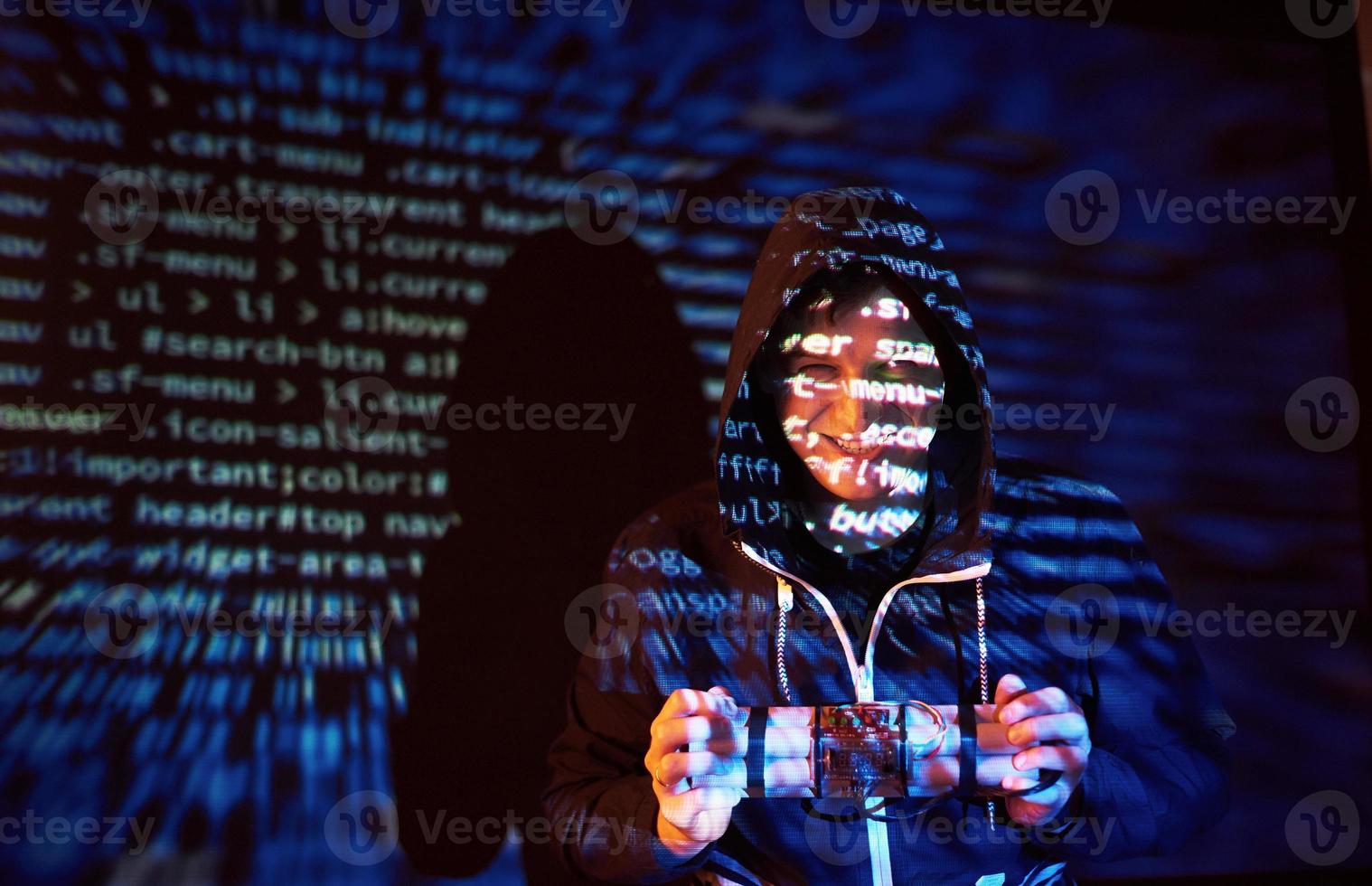 Cyber-Angriff mit nicht erkennbarem Hacker mit Kapuze unter Verwendung von virtueller Realität, digitaler Glitch-Effekt foto