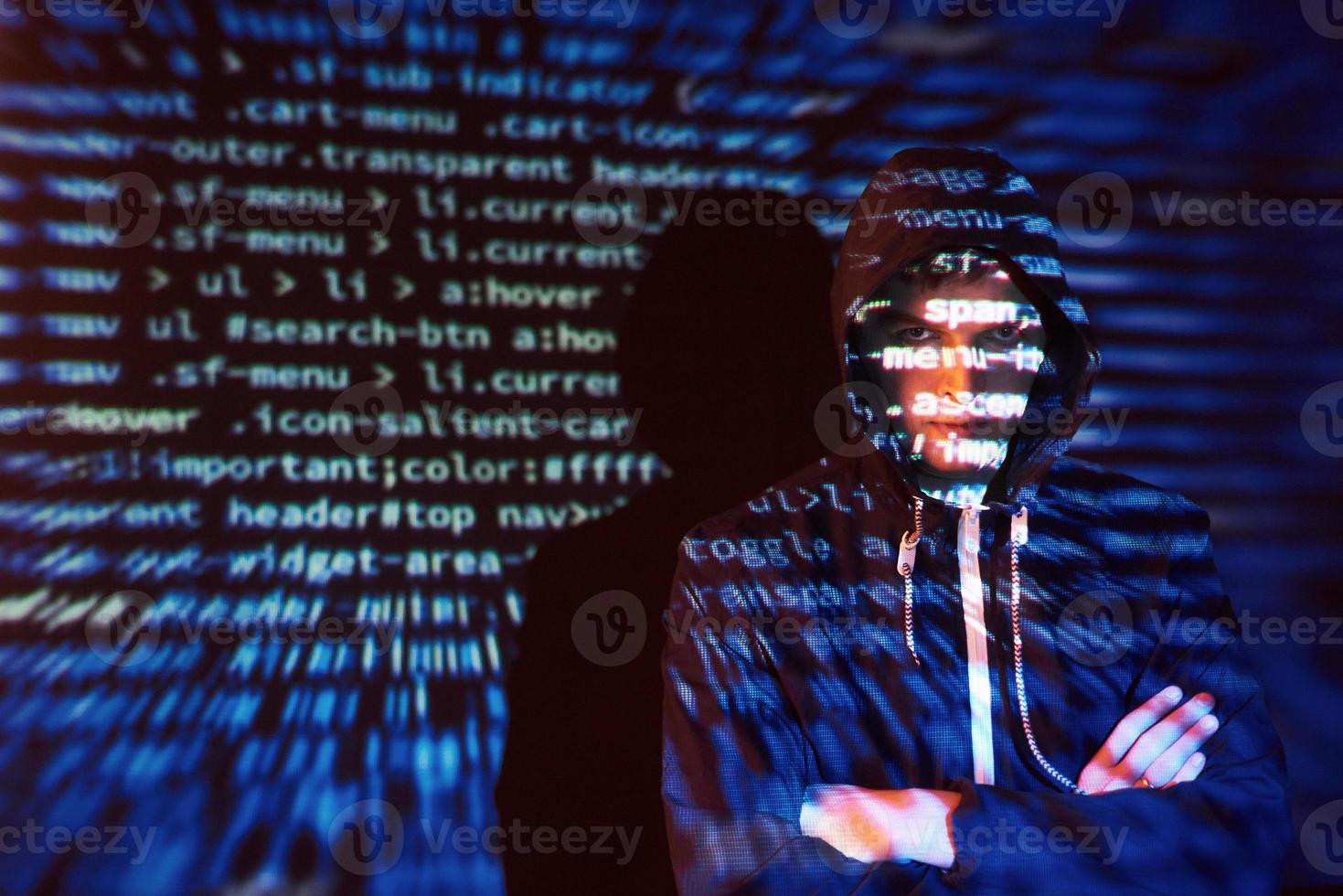 Cyber-Angriff mit nicht erkennbarem Hacker mit Kapuze unter Verwendung von virtueller Realität, digitaler Glitch-Effekt foto