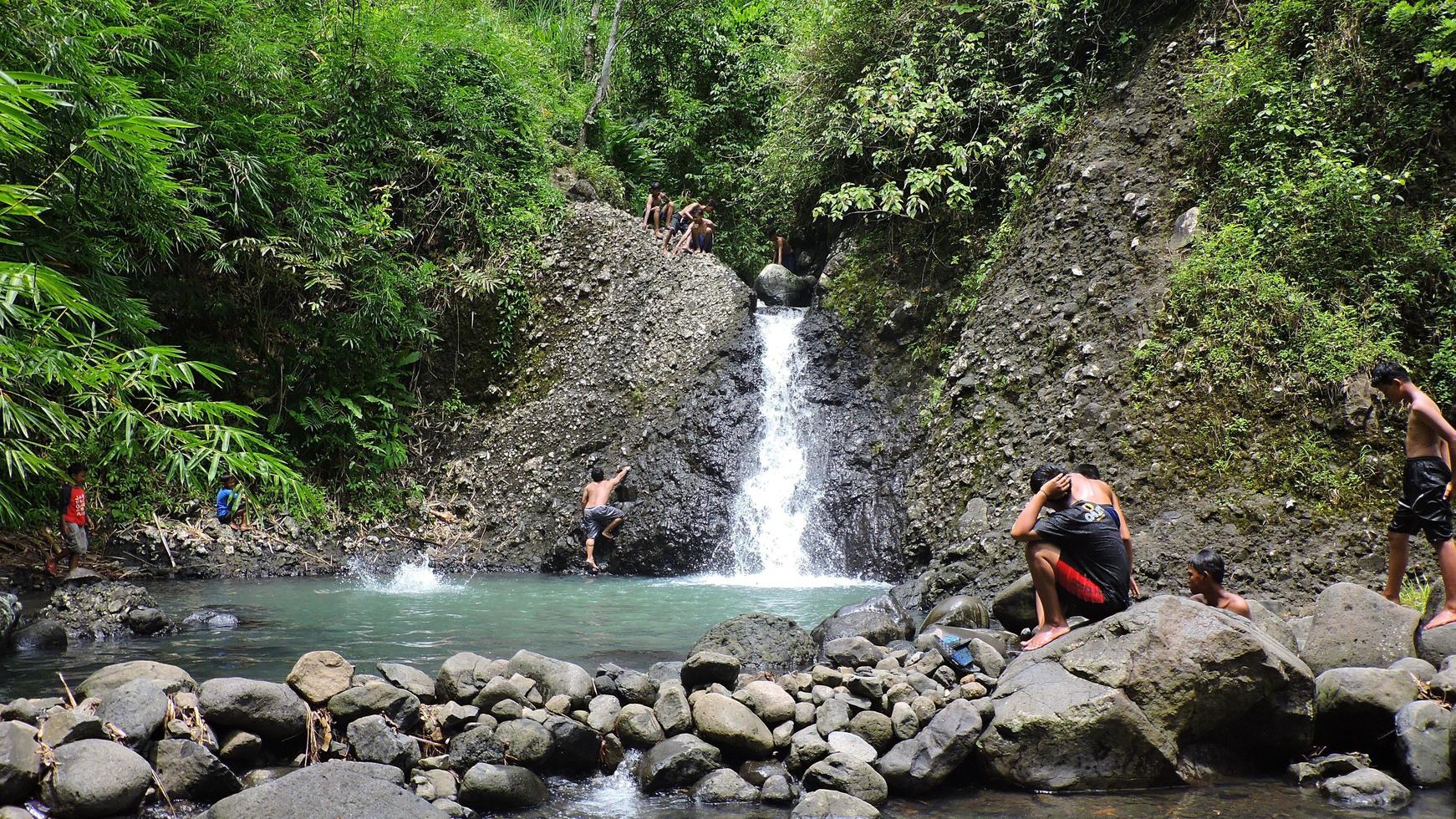 Kebumen, Jawa Tengah, Indonesien, 2-3-22-Wasserfall in den Bergen foto