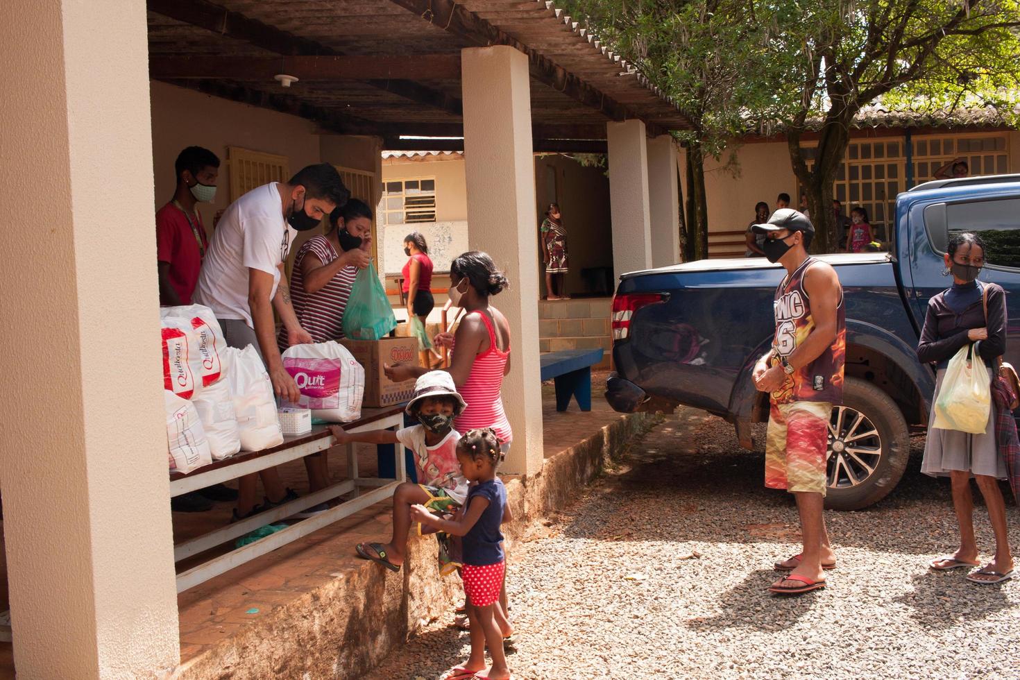 planaltina, brasilien, 2-26-22-lokales fütterungszentrum, das nahrung austeilt foto