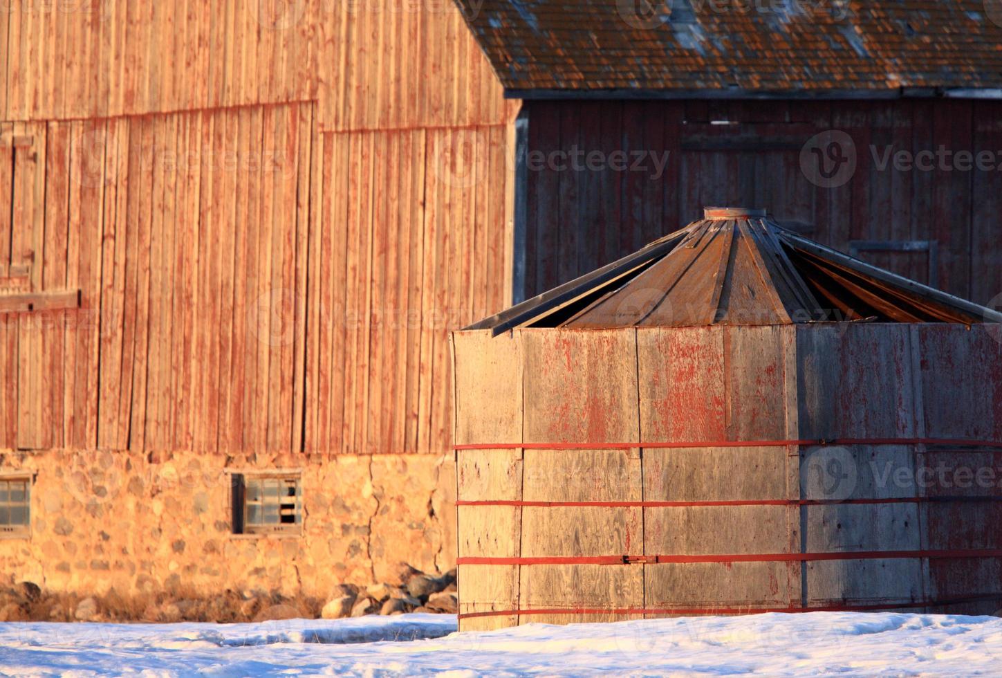 Alte Scheune und hölzerner Getreidespeicher Saskatchewan foto