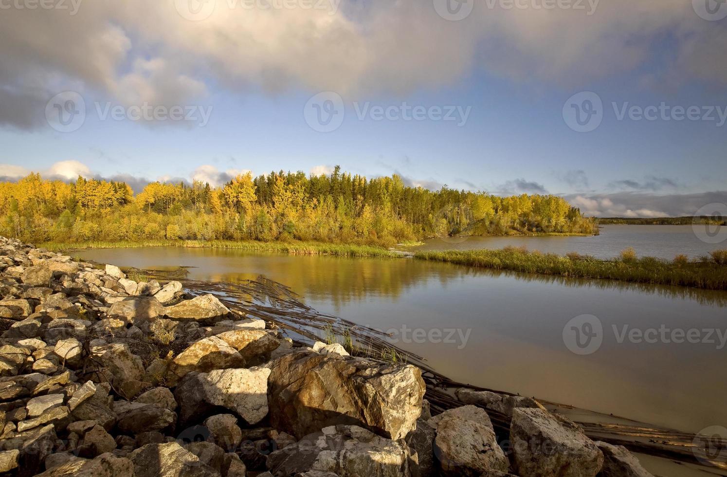 Northern Manitoba Lake in der Nähe von Thompson im Herbst foto