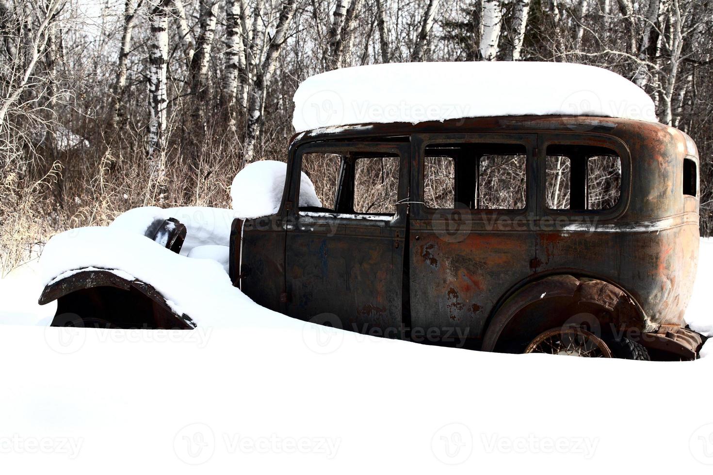schneebedeckte antike Autos foto