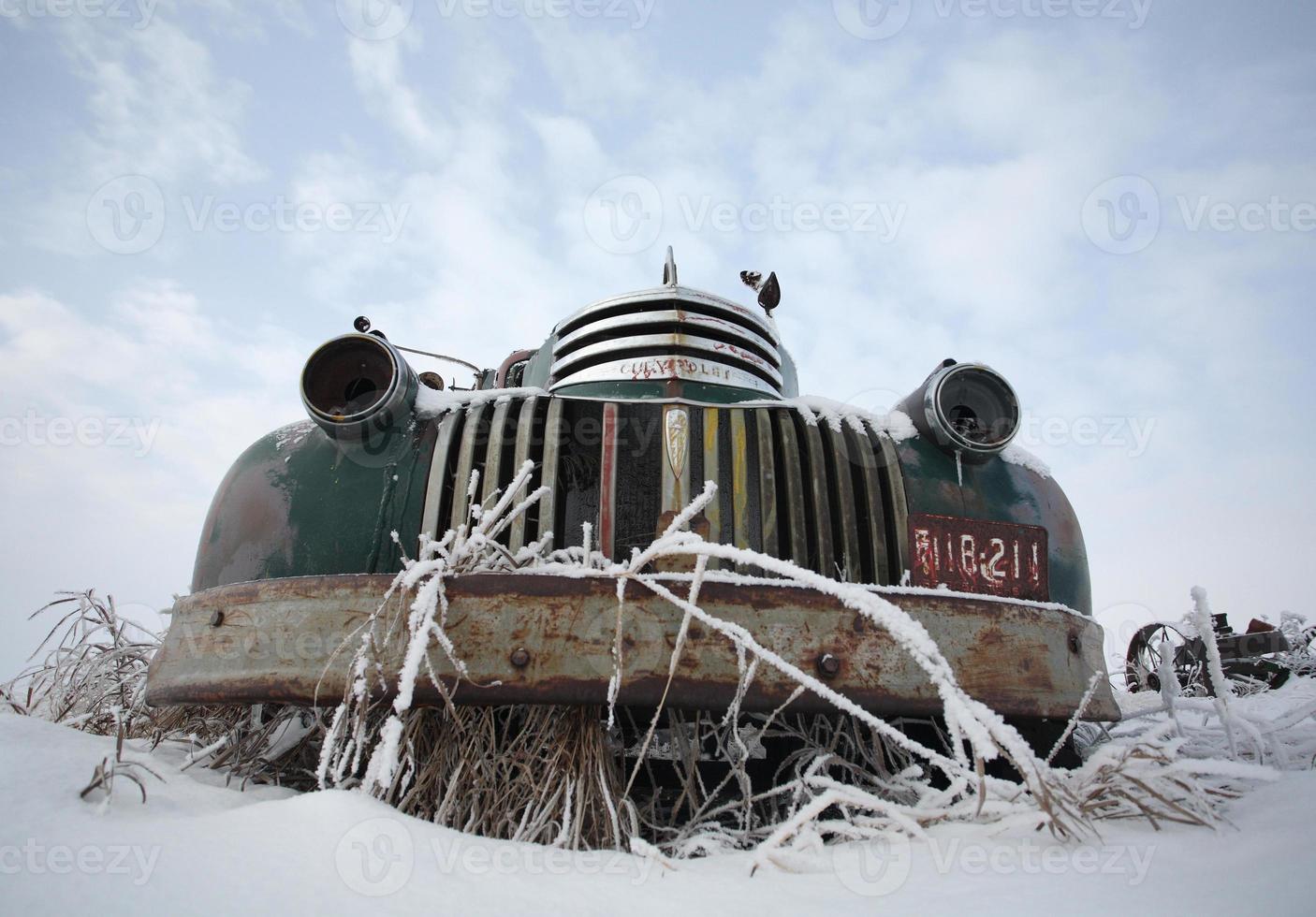 Verlassener alter landwirtschaftlicher Lastwagen im Winter foto