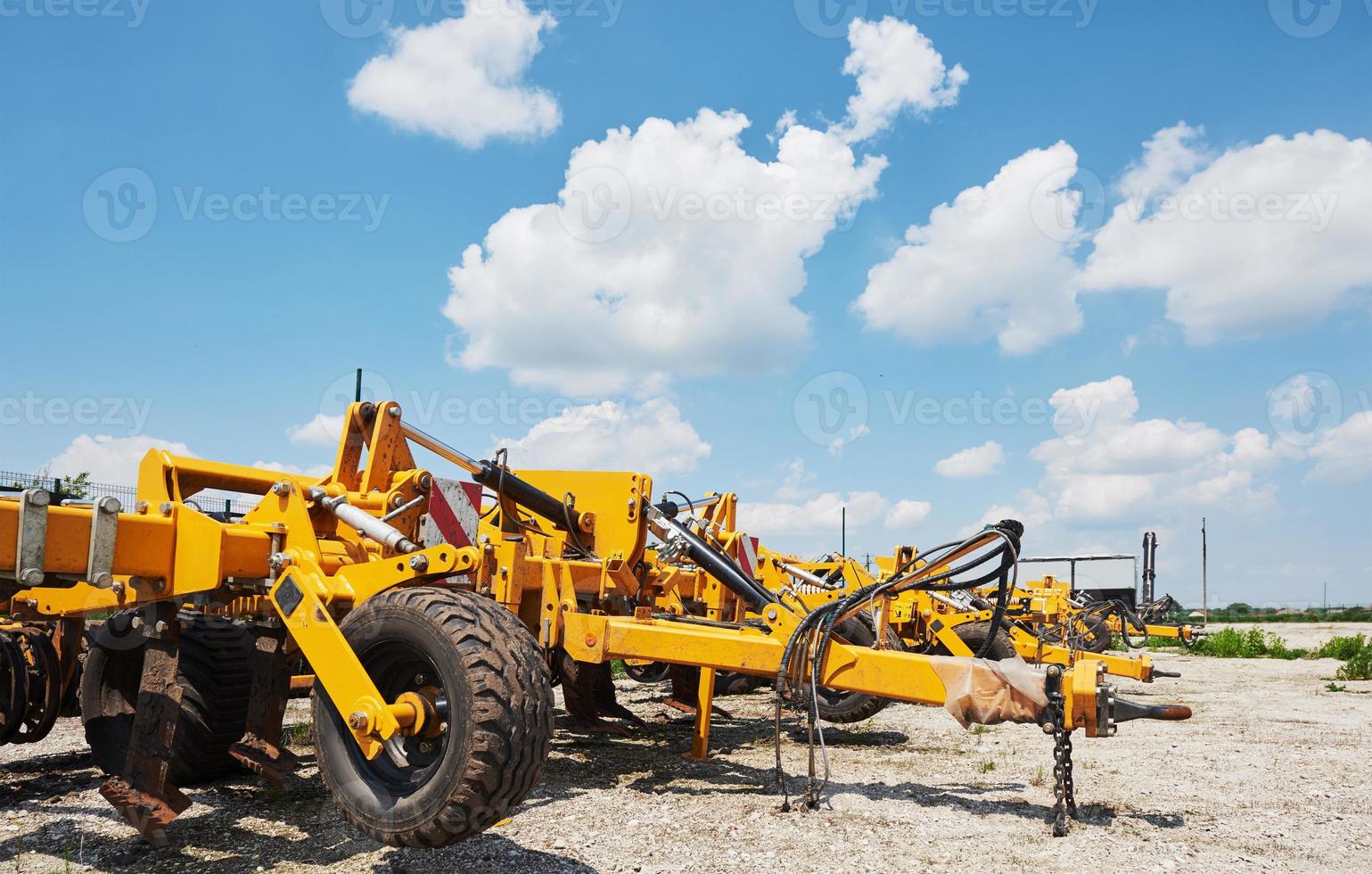 Nahaufnahme der Sämaschine am Traktor im Feld. Landmaschinen für die Aussaat von Frühjahrsarbeiten foto