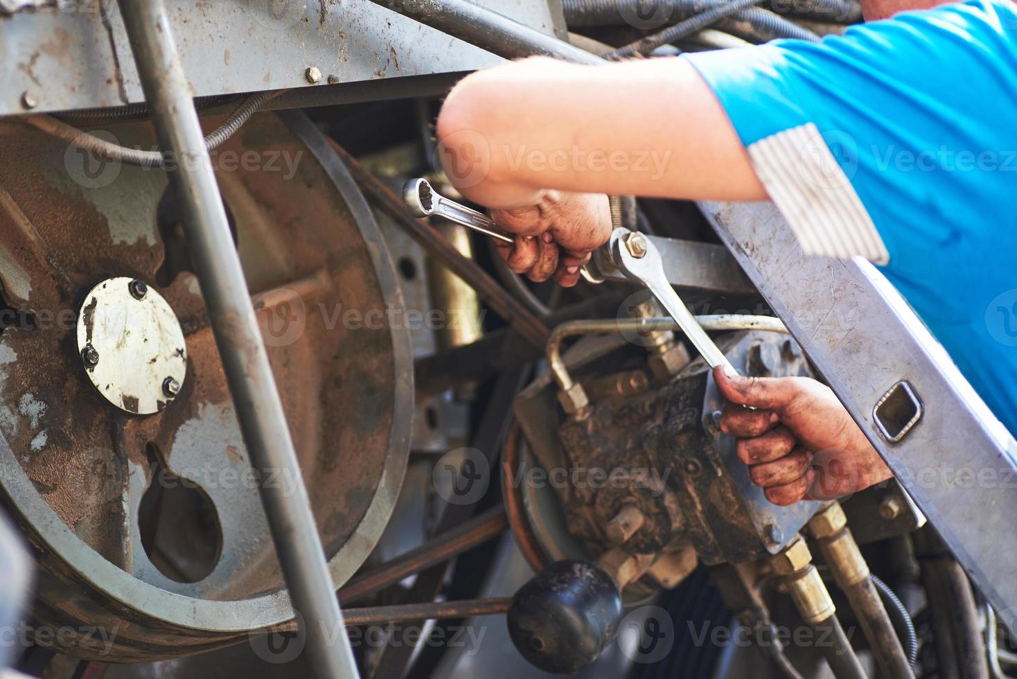 kombinieren maschinenservice, mechaniker reparieren motor im freien foto