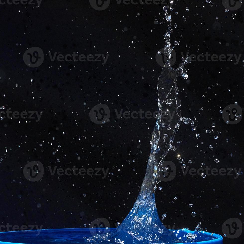 Spritzwasser, isoliert auf schwarzem Hintergrund foto