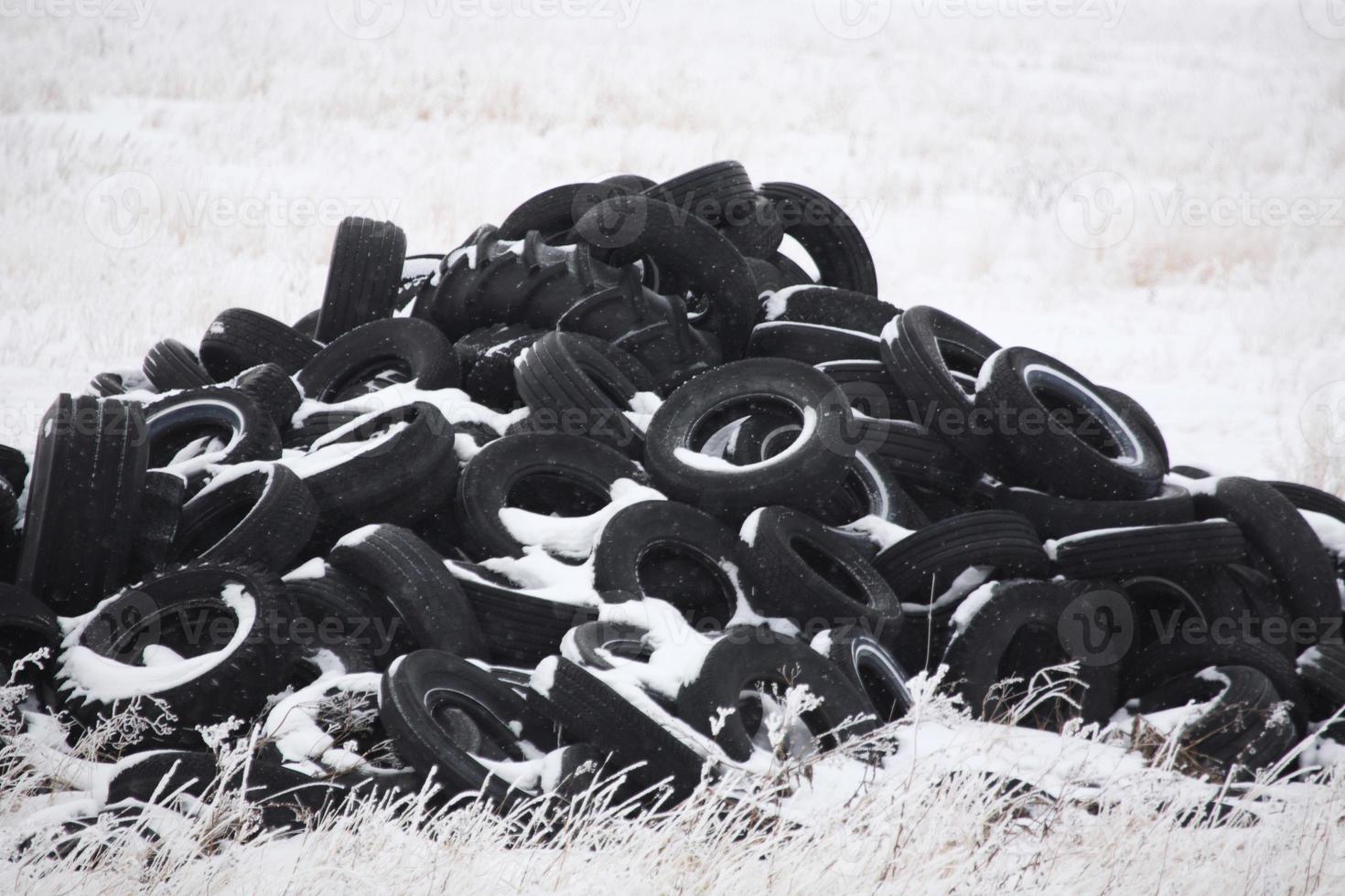 Haufen gebrauchter Reifen im Winter foto