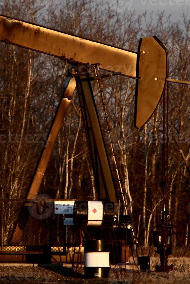 Ölpumpen im Feld von Saskatchewan 6228969 Stock-Photo bei Vecteezy