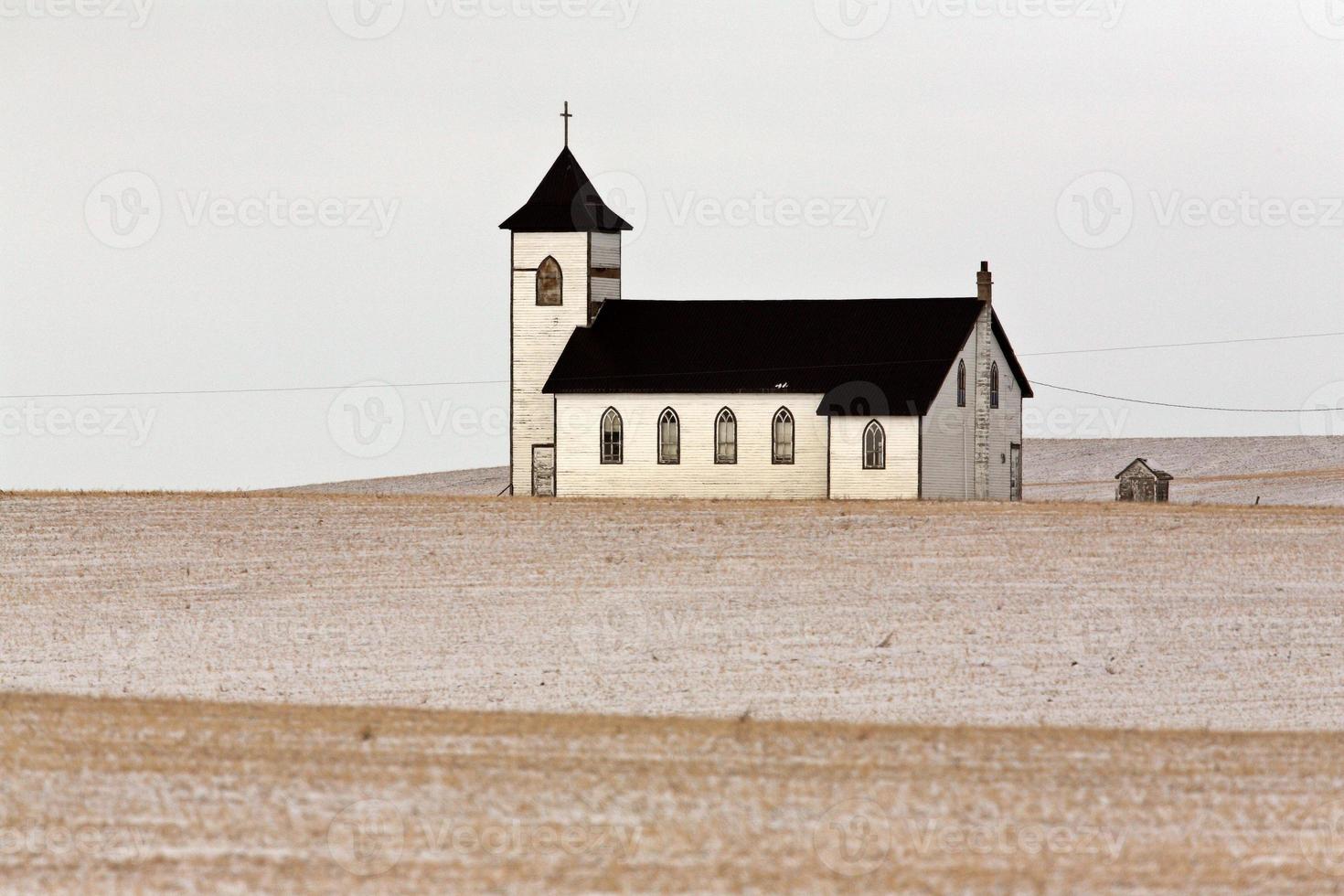 einsame Landkirche auf schneebedeckten Prärien foto