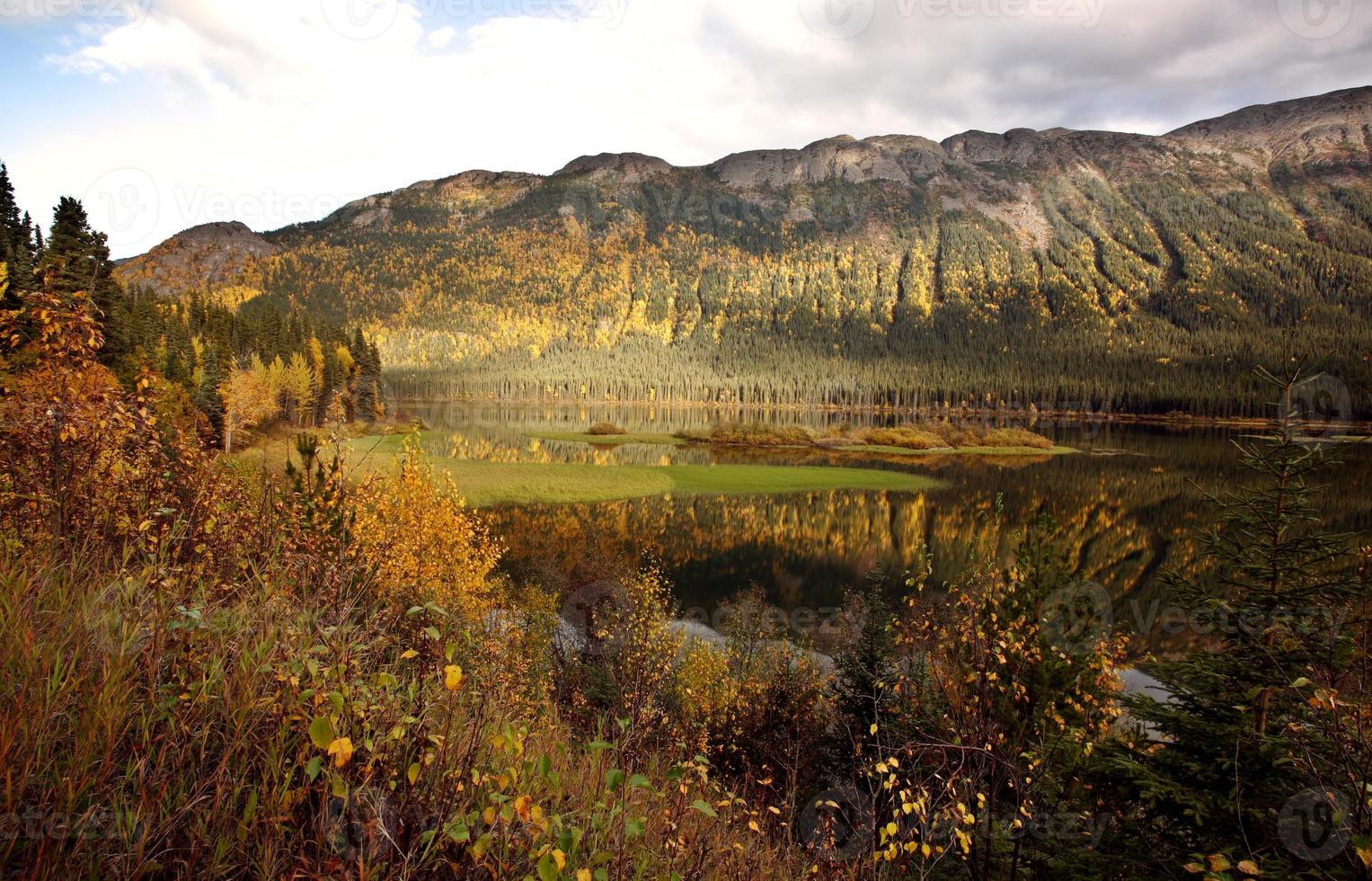 Reflexion über Bell Lake im Herbst in British Columbia foto