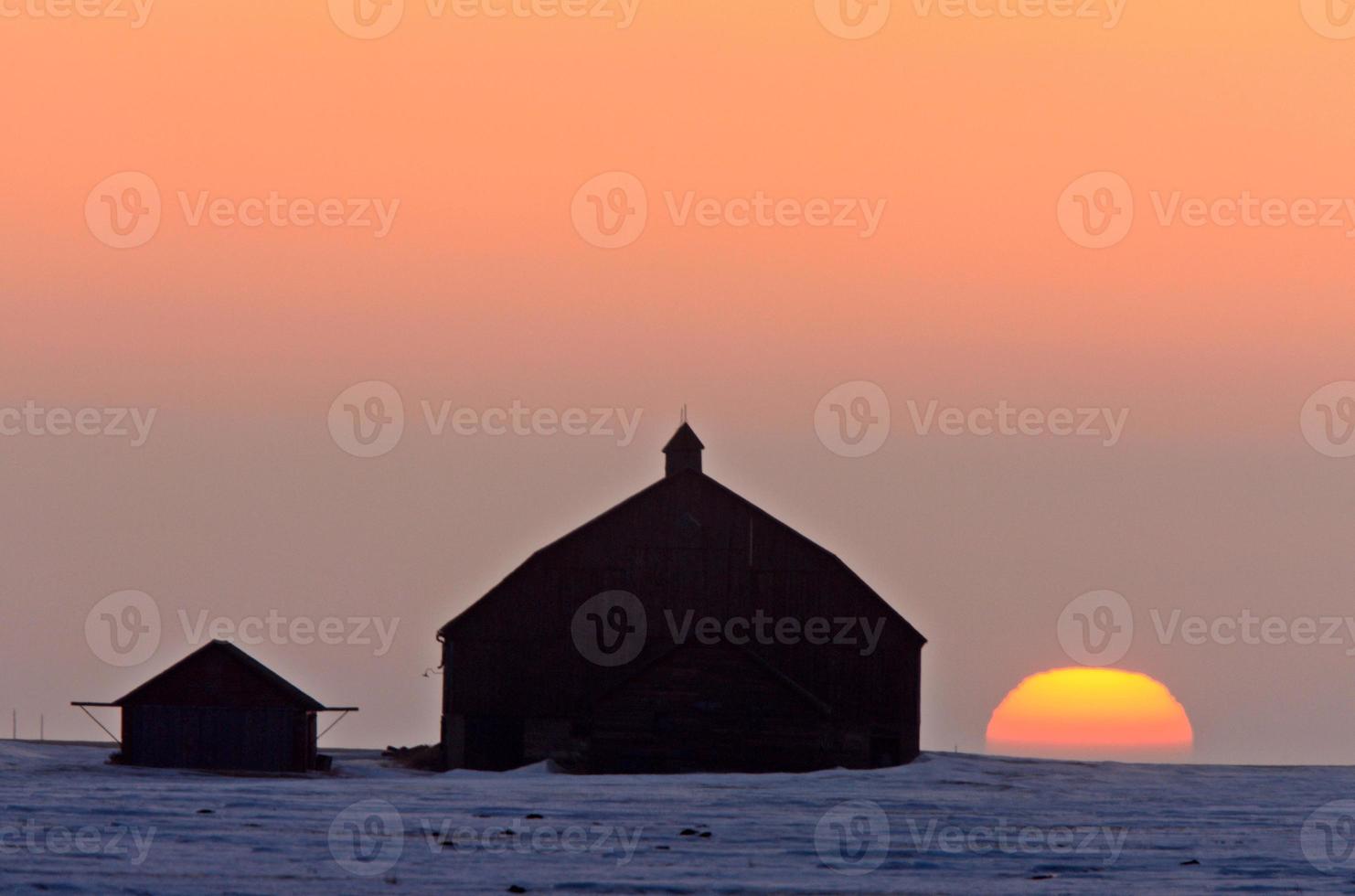 Sonnenuntergang Sonnenaufgang Winter Bauernhof Scheune Saskatchewan Kanada foto