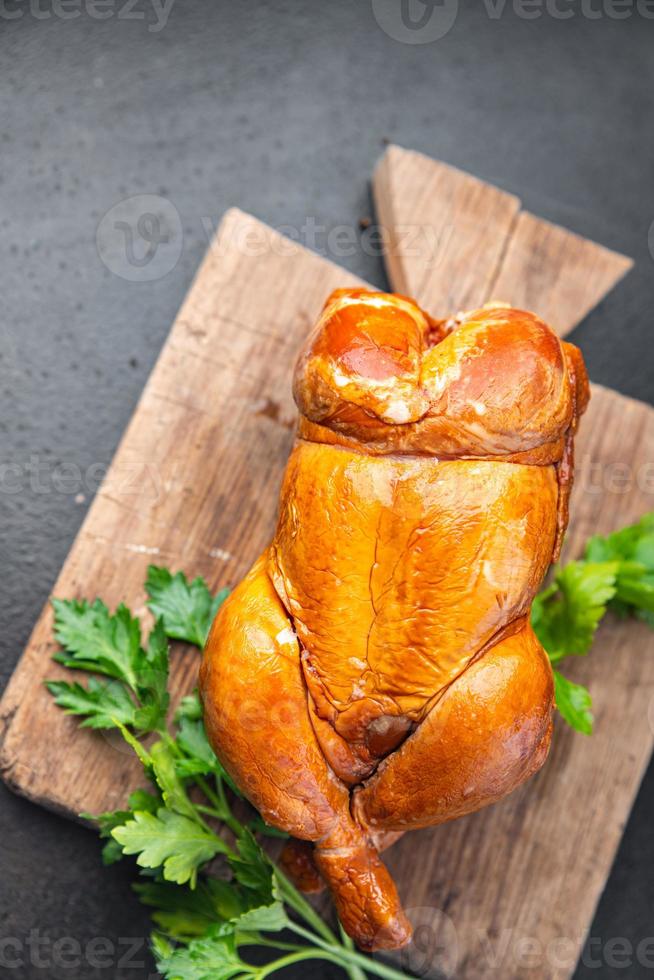 hähnchen gebacken gebraten festlich ostern tisch geräucherter ganzer geflügel essen hintergrund foto